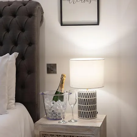 Springfield Thirteen Apartment